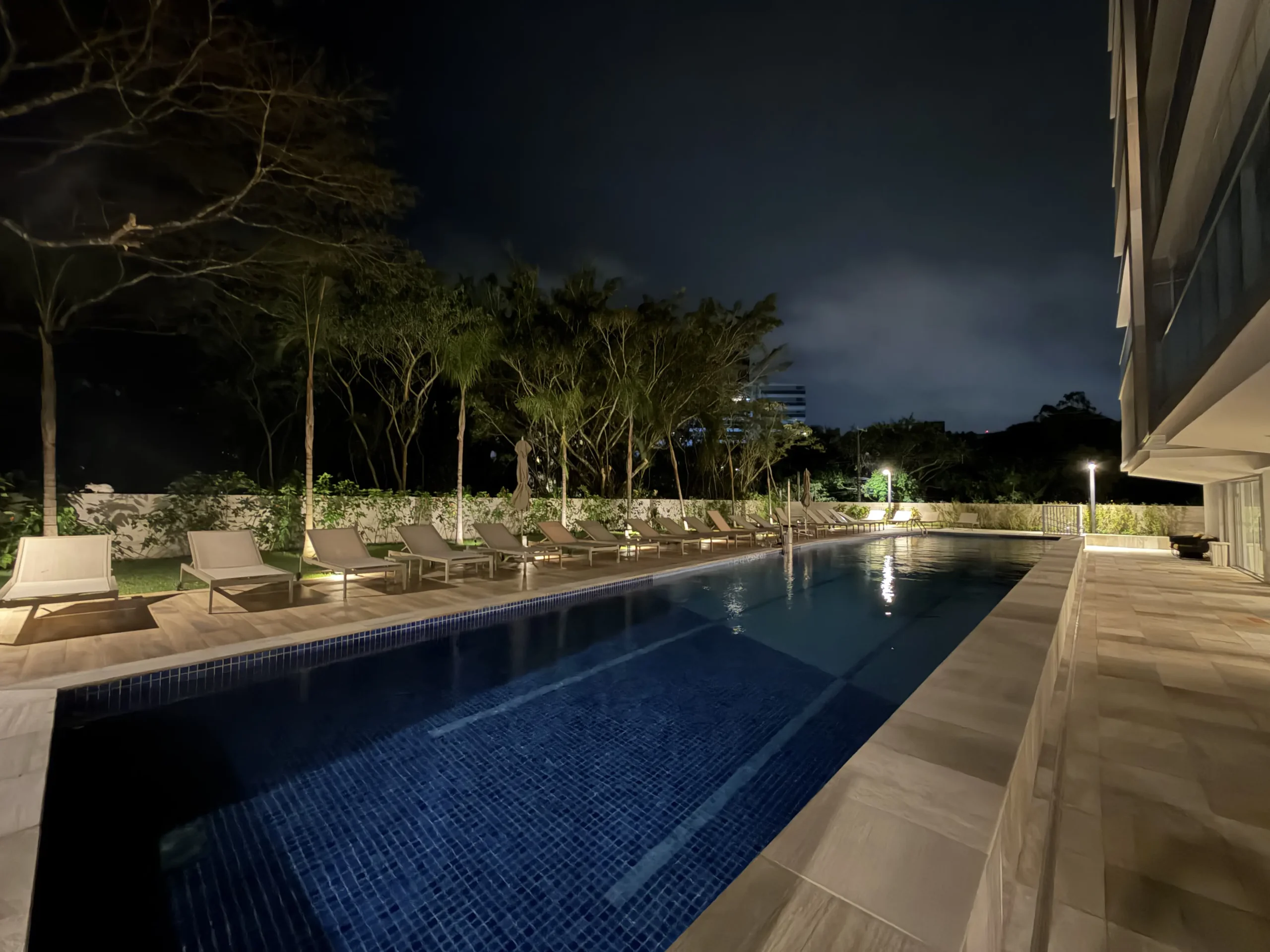 Piscina externa do condomínio em São Lourenço