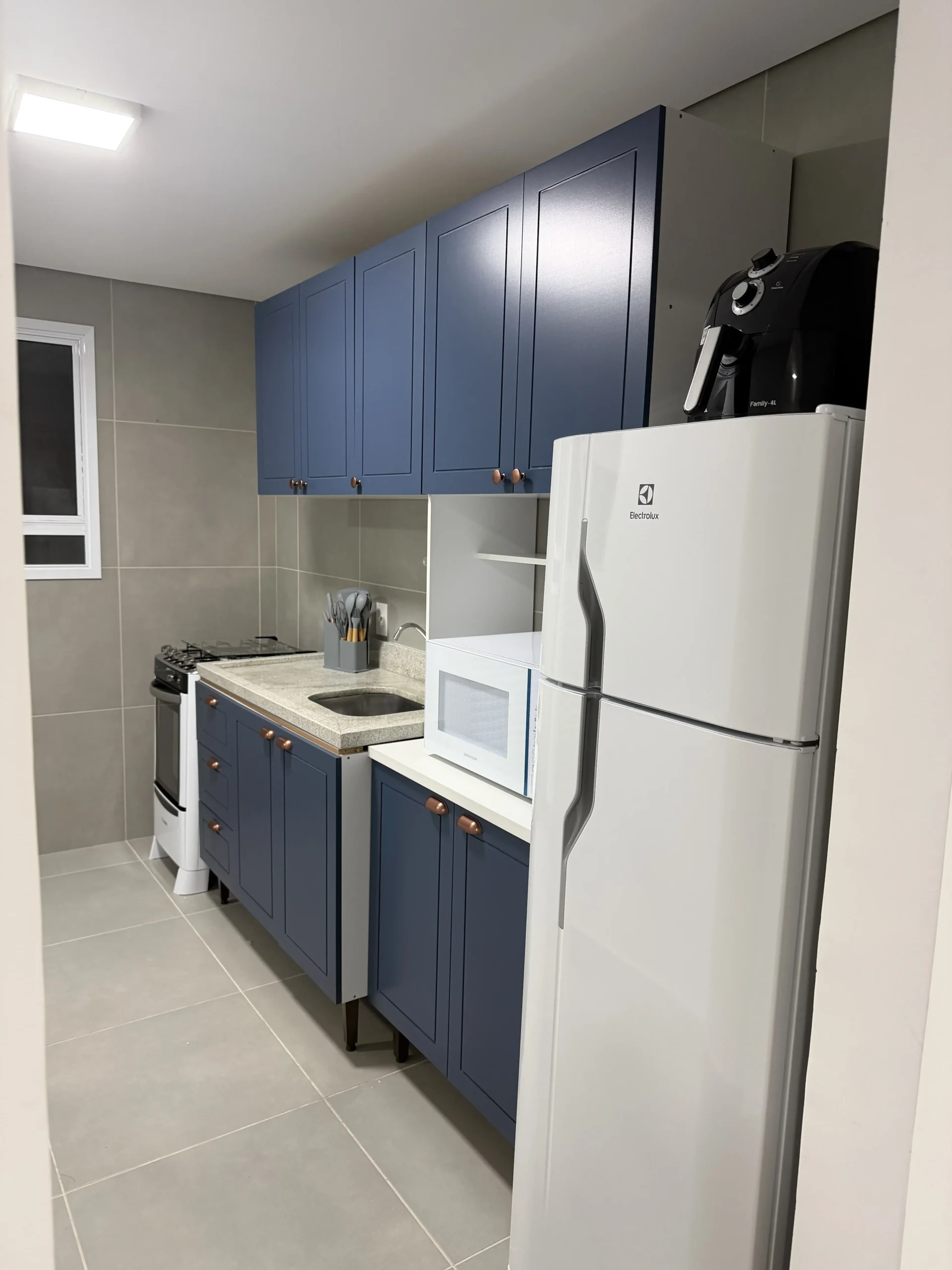 Cozinha equipada do apartamento em São Lourenço