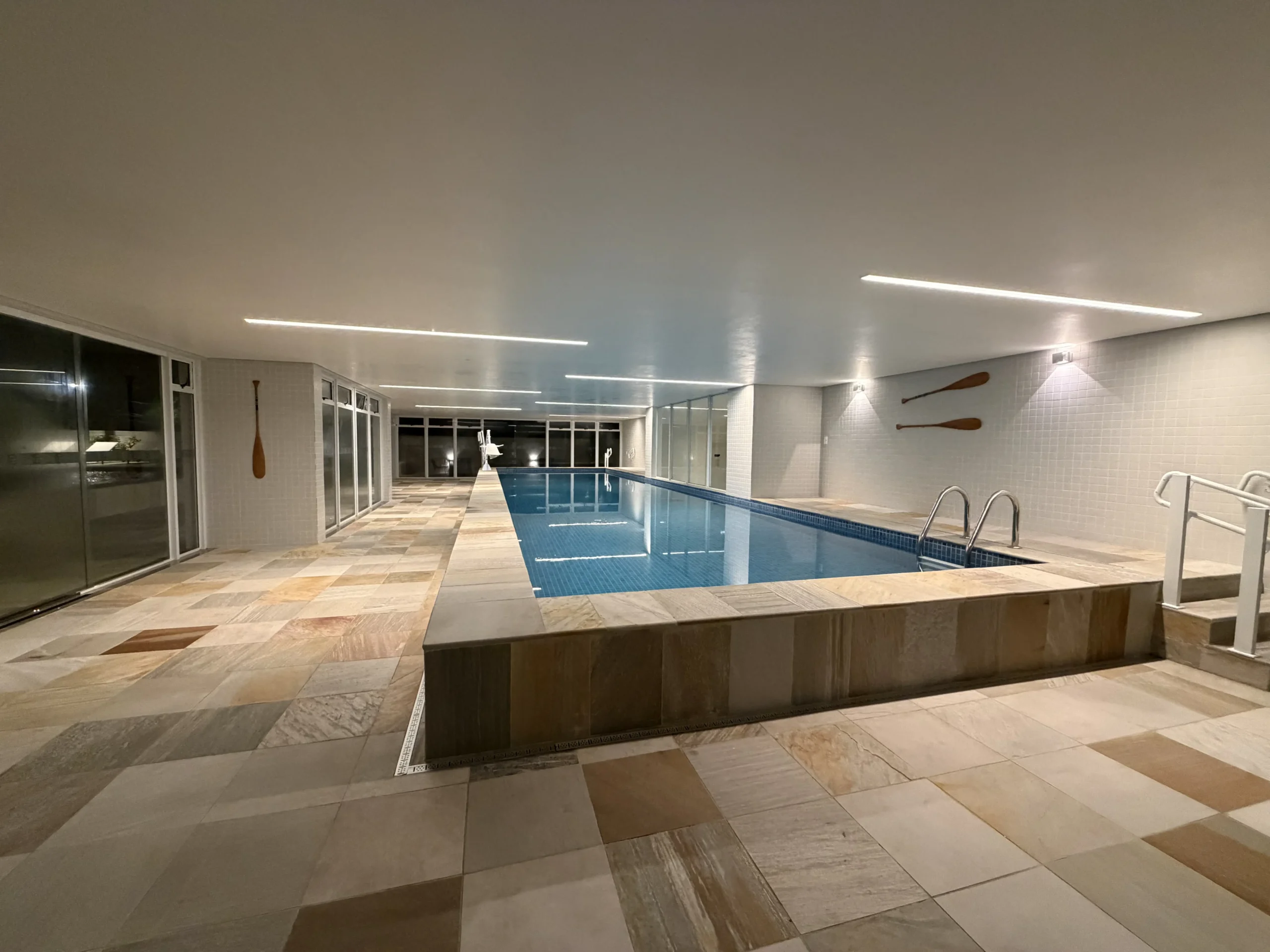 Piscina coberta e aquecida do condomínio em São Lourenço