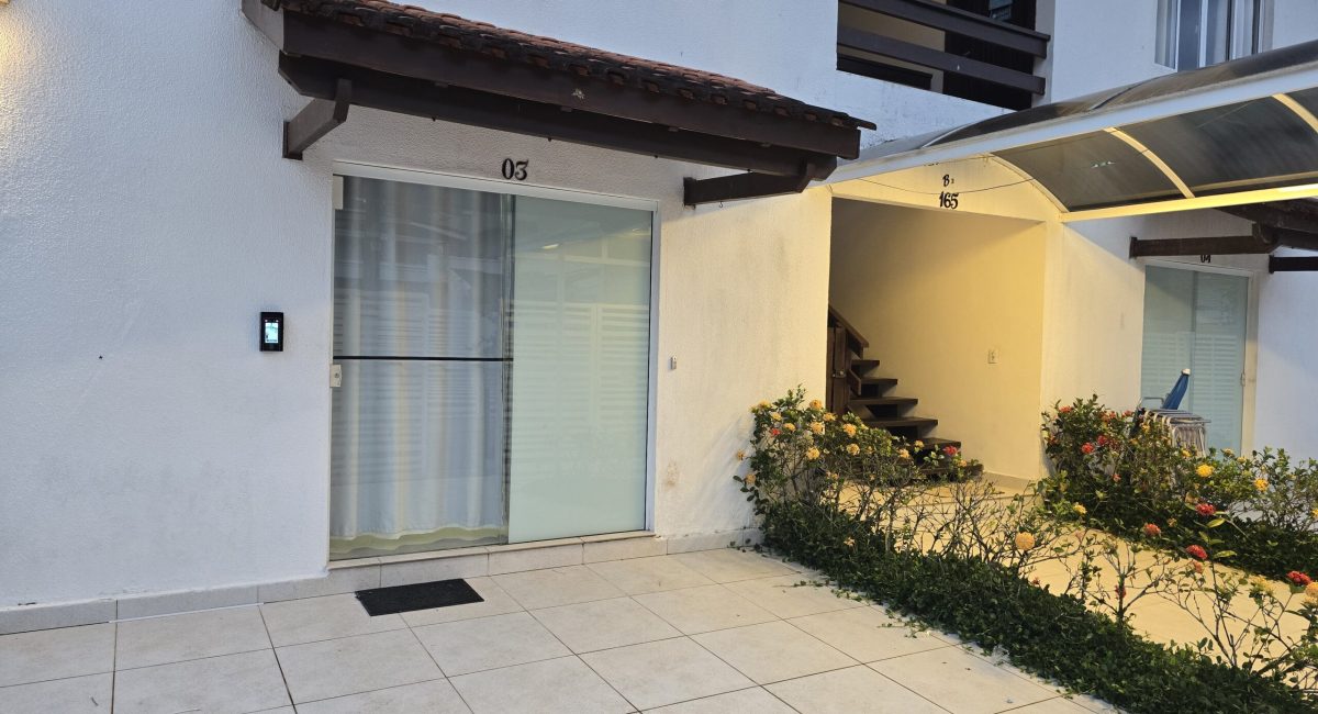 Portão automático branco da entrada da casa de praia em Juquehy, garantindo segurança e estacionamento.