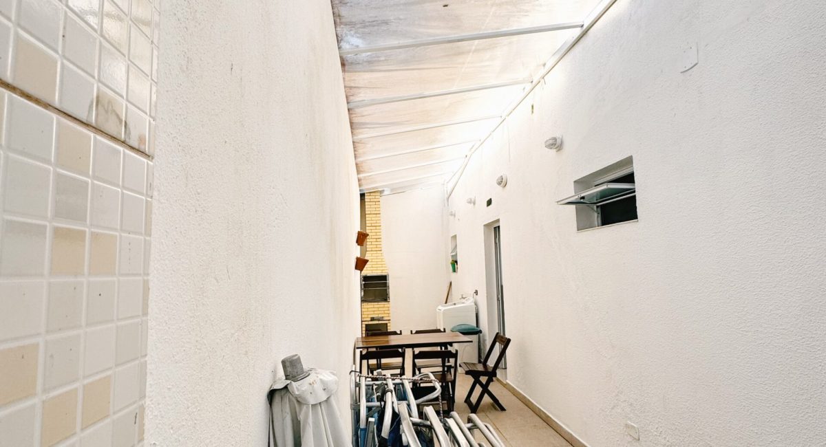 Kit de praia completo da casa em Juquehy com cadeiras reclináveis, guarda-sol e carrinho de transporte para maior conforto.