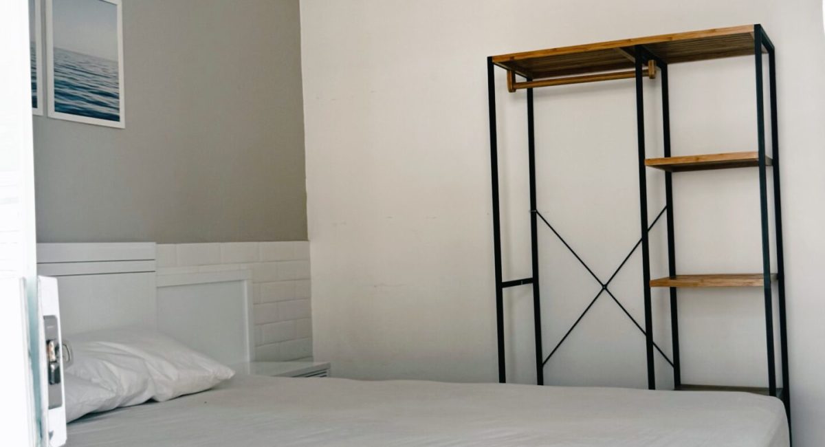 Quarto de casal clean em casa em Juquehy com cama Queen, ar-condicionado split, arara de roupas moderna e ambiente climatizado.