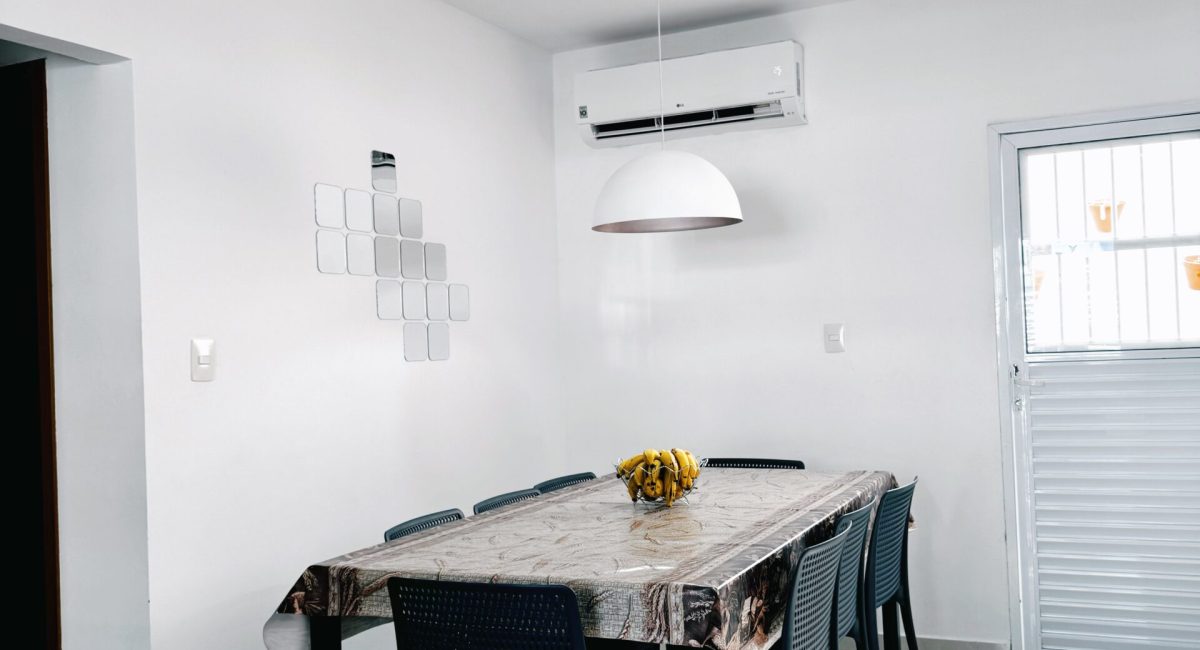 Detalhe da cozinha de aluguel de temporada em Juquehy com micro-ondas, cafeteria e armários planejados.