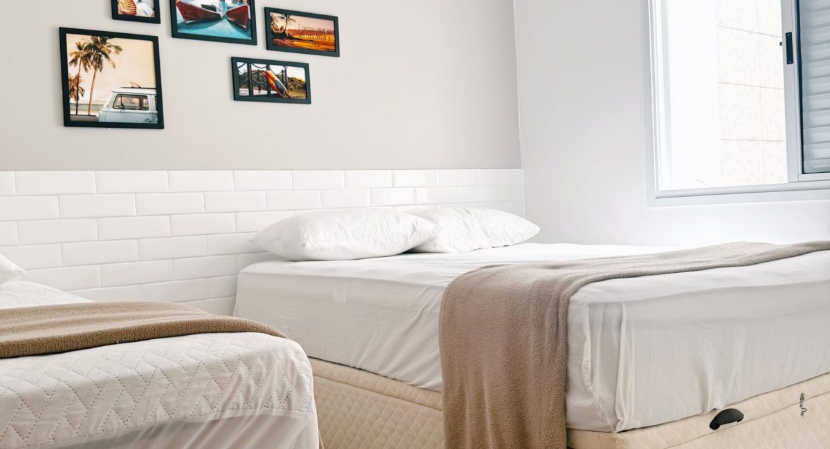 Quarto familiar em casa de temporada em Juquehy com uma cama de casal e uma cama de solteiro embutida, ideal para 3 pessoas.