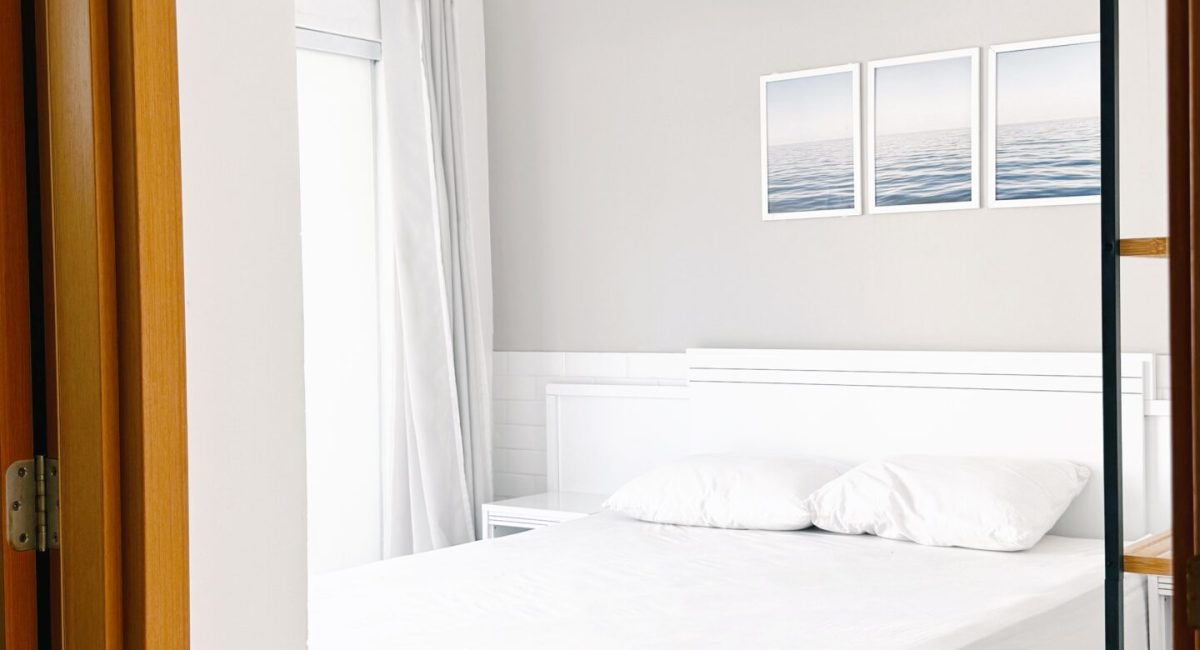 Quarto de casal amplo em Juquehy com cama de casal Queen, ar-condicionado split, iluminação embutida e decoração clean.