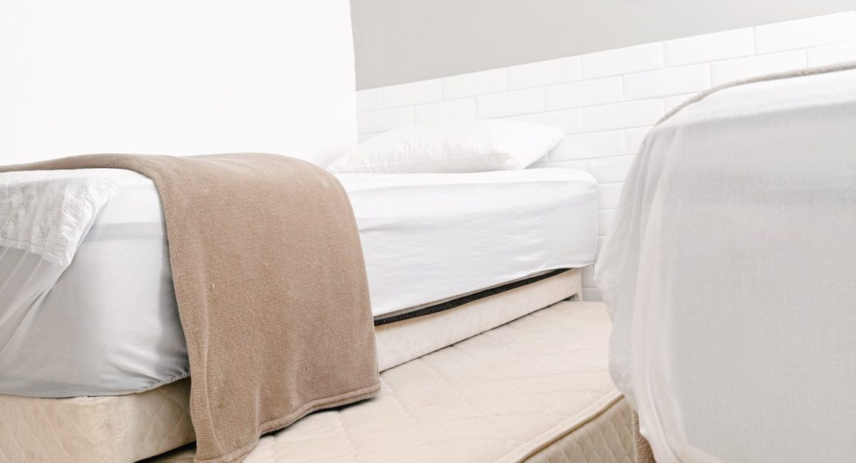 Quarto de casal clean em casa em Juquehy com cama Queen, ar-condicionado split, arara de roupas moderna e ambiente climatizado.