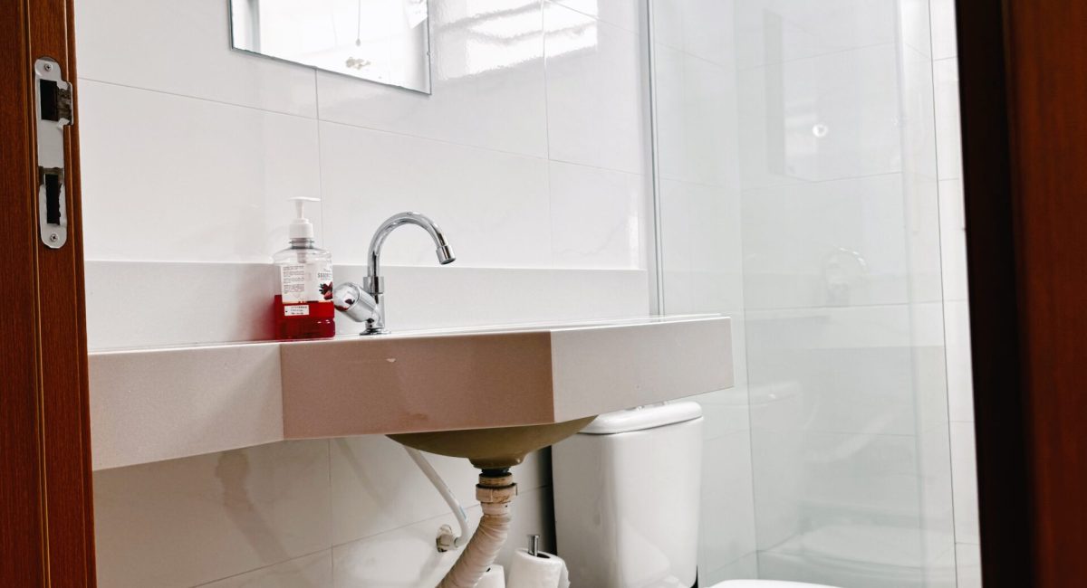 Banheiro completo e limpo em casa de temporada em Juquehy com box de vidro, espelho grande e chuveiro com aquecimento a gás.