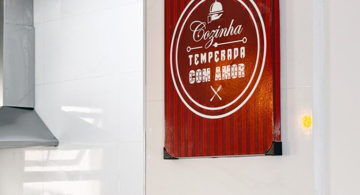 Decoração moderna do quarto de casal em casa de praia em Juquehy com quadros de surf e ambiente climatizado.